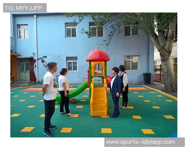 米兰老板卡迪纳莱亲临球队探访与球员阿莱格里亲切互动